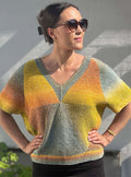 Hexa Sommer – T-shirt i bomuld med korte ærmer og modulstrikkede trekanter i gule, orange og grønne nuancer.