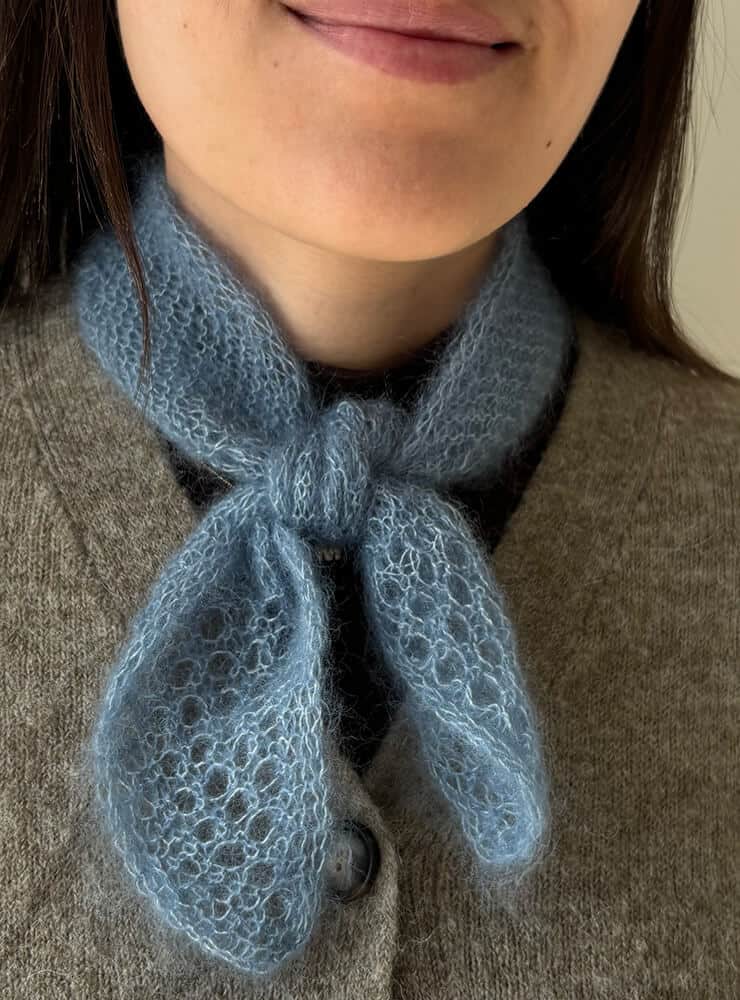 Tria-Scarf-lyseblaa-hulmoenster_Helene_Skov