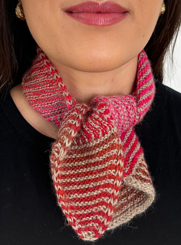 Tria Scarf – rød og sand farvet lille