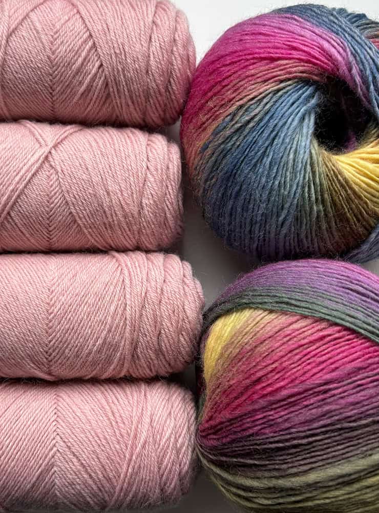 Jawoll 0209 og Mille Colori Baby 0052 i sart rosa og støvede regnbuefarver