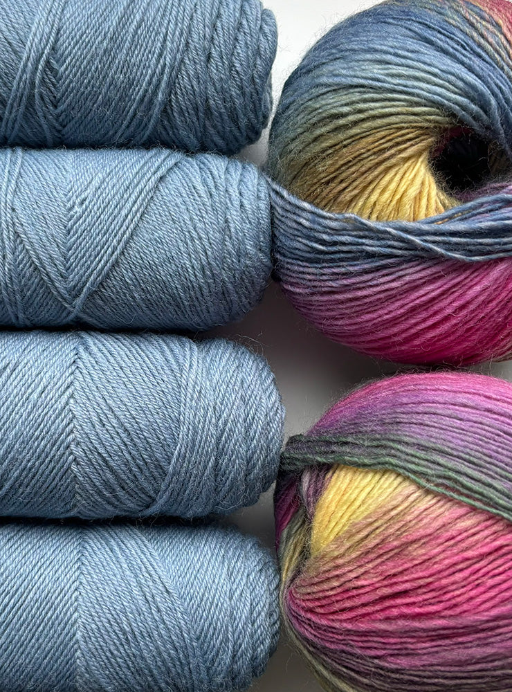Jawoll 0234 og Mille Colori Baby 0052 i blå og støvede regnbuefarver