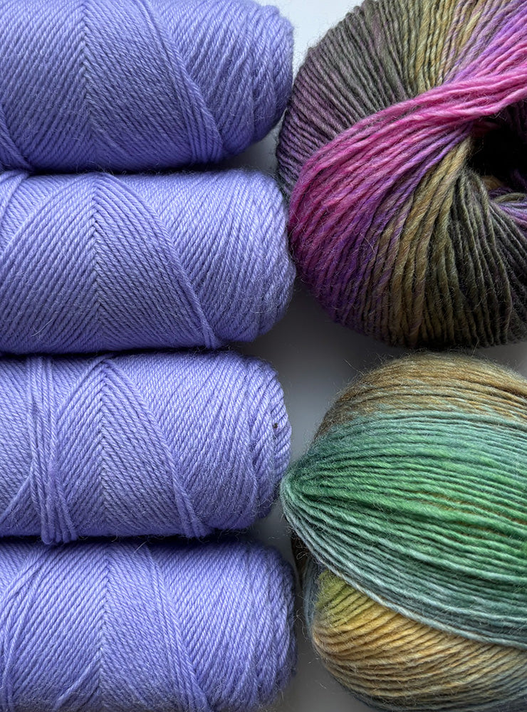 Jawoll 0246 og Mille Colori Baby 0052 i lilla og støvede regnbuefarver