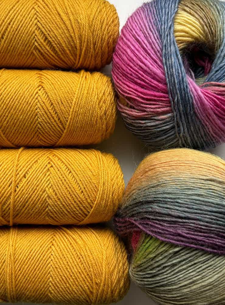 Jawoll 0250 og Mille Colori Baby 0052 i gul og støvede regnbuefarver