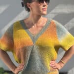 Hexa Sommer – T-shirt i bomuld med korte ærmer og modulstrikkede trekanter i gule, orange og grønne nuancer.